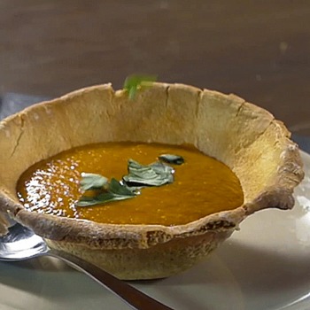 Recette originale de soupe de tomate dans un bol de pain