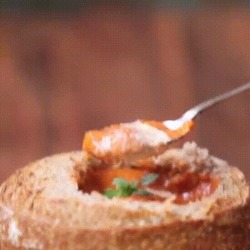 Magnifique recette de soupe à la tomate dans un bol de pain